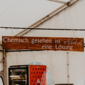 Schild Chemisch gesehen ist Alkohol eine Lösung - Atelier Feingefühl - Hochzeitsdekoration und Eventstyling - Dekoverleih