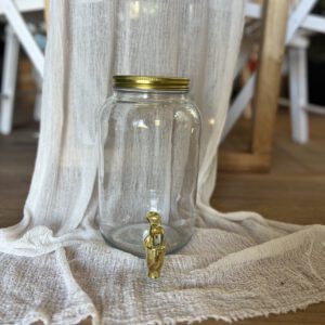 Glaskaraffe mit goldenem Deckel - Atelier Feingefühl - Hochzeitsdekoration und Eventstyling - Dekoverleih