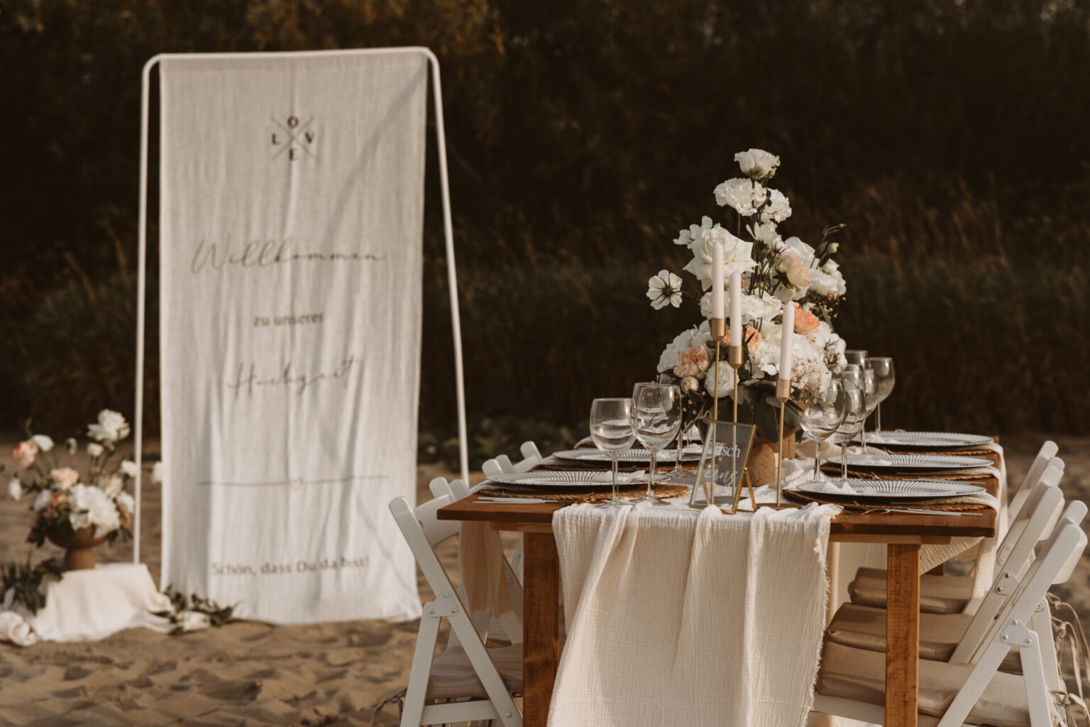 Tablesetting am Strand mit Gestecken und Willkommensschild_Dekorationsverleih_Atelier Feingefühl_Lüneburg und Hamburg (3)