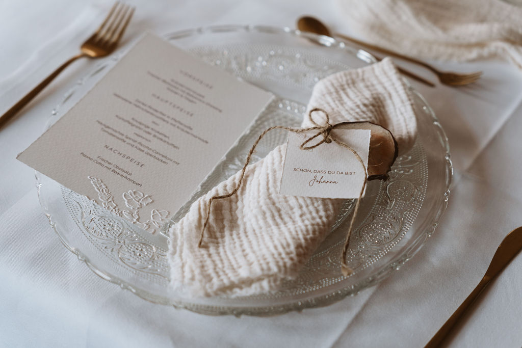 Glasteller mit Serviette und goldenem Besteck_Atelier Feingefühl_Eventstylisten_Lüneburg_Hamburg