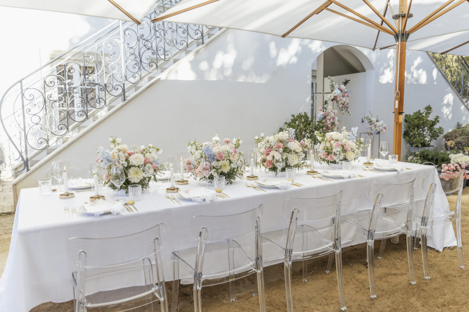 Tischdekoration mit blumengestecken und Ghostchairs_Atelier Feingefühl_Dekorationsverleih_Lüneburg_Hamburg