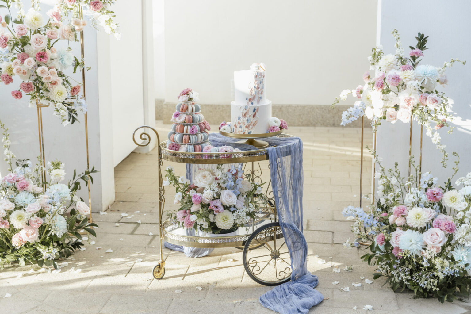 Torte auf Teewagen_Macarons_Eventstyling_Atelier Feingefühl_lüenburg und Hamburg (14)