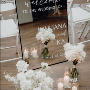 schwarzer Spiegel als Willkommensschild